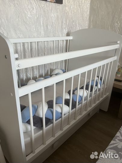 Кроватка детская с маятником и ящиком