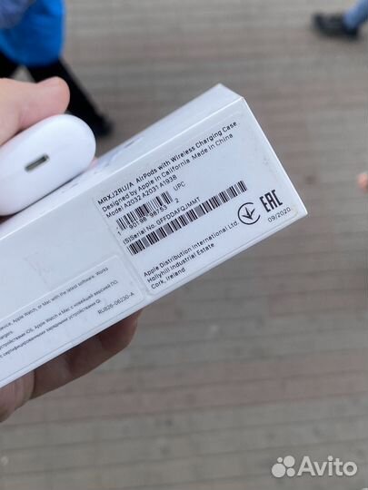 Apple AirPods 2 Wireless Charging Case