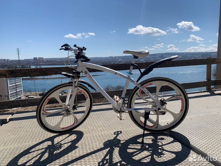 Велосипед на литых дисках 26 колеса