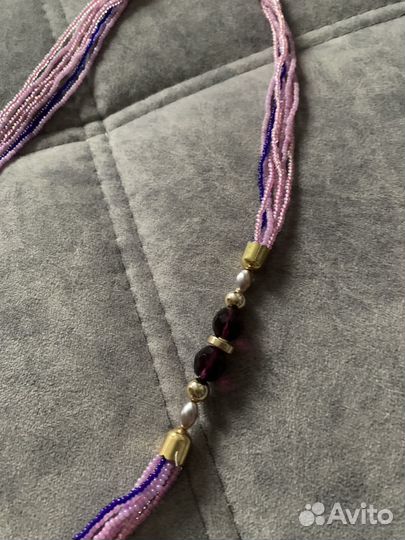 Много уникальной винтажной бижутерии