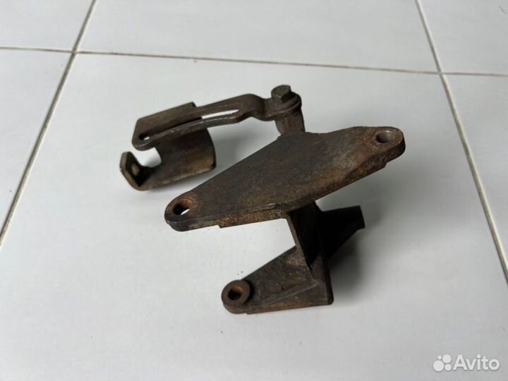 Кронштейн гидроусилителя руля Mitsubishi Space