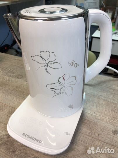 Чайник электрический на подиуме