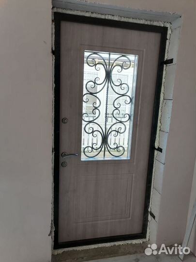 Дверь входная с ковкой