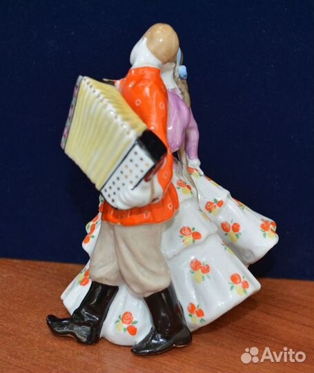 Фарфоровая статуэтка- русская кадриль. дулево. 19