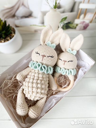 Вязаный зайчик Погремушка
