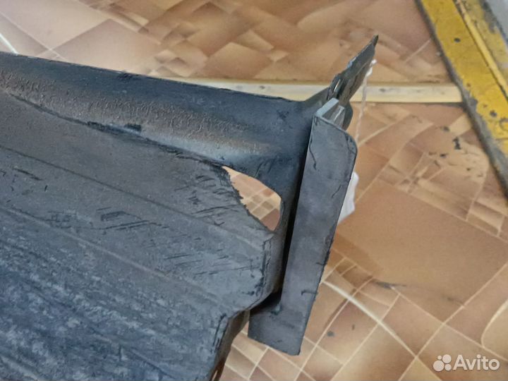 Подкрылок Toyota Vitz NSP130 передний левый