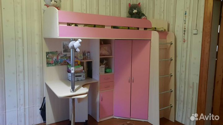 Детская кровать чердак со столом и шкафом