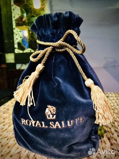 Пустая бутылка в мешочке от виски