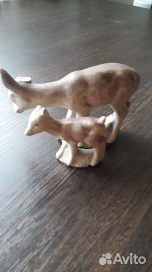 Статуэтки фарфоровые олень и олененок(с дефектом )