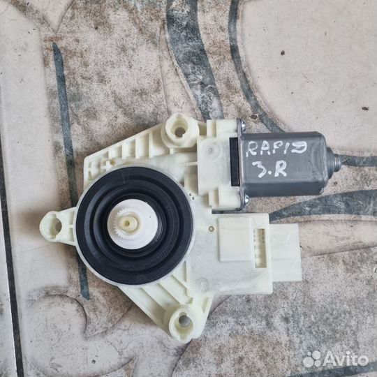 Моторчик стеклоподъемника Skoda Rapid