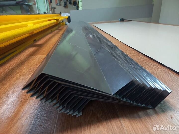 Отливы на цоколь 40*110*40*2000 мм RAL 7024