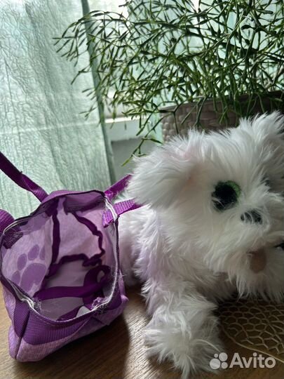 Пушистая белоснежная игрушка собачка в сумочке
