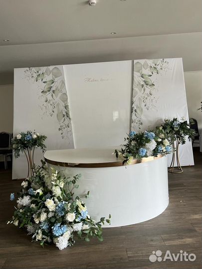 Свадебный стол молодоженов, украшение зала