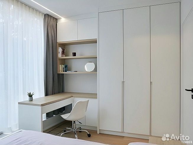 Детская рабочая зона у окна для двоих