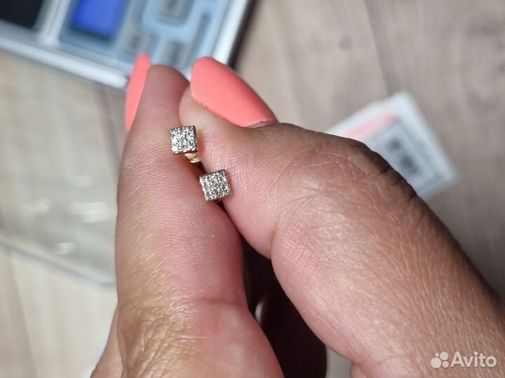 Золотые серьги с бриллиантами