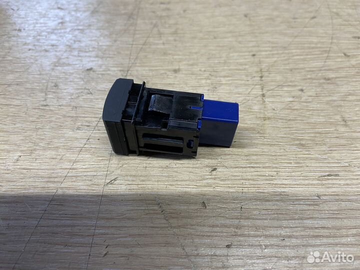 Кнопка открывания багажника Toyota Rav4 XA50