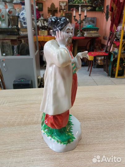 Фарфоровая статуэтка 