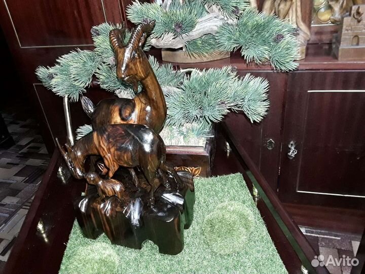 Деревянная статуэтка