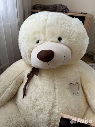 Большой плюшевый медведь