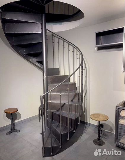 Винтовая лестница на металлокаркасе на заказ