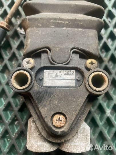 Клапан пневмоподвески кабины Volvo