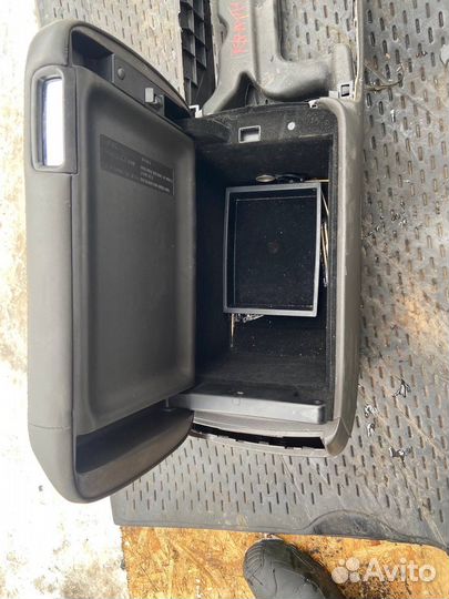 Центральный бардачок,Подлокотник Toyota Crown S200