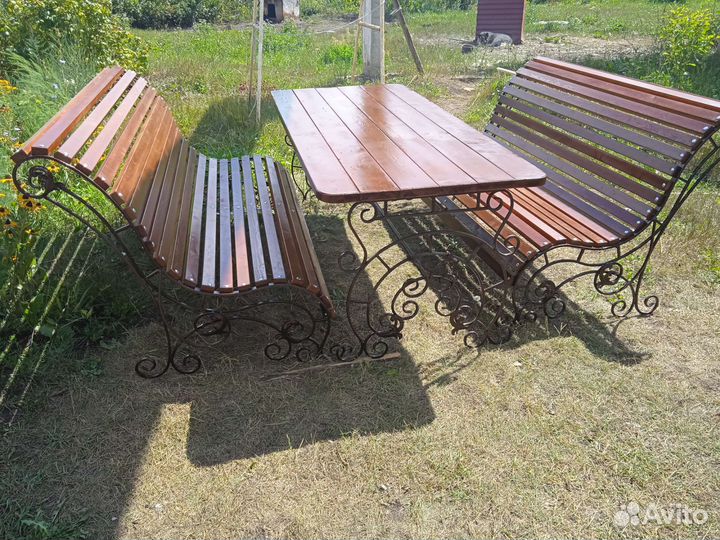 Скамейки и стол