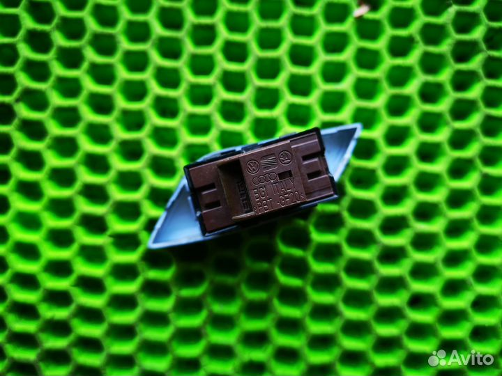 Кнопка центрального замка на Audi Q3 2012-2018