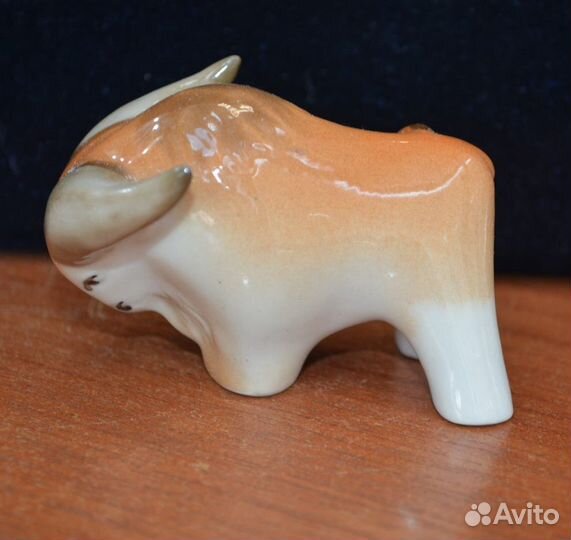 Мини фарфоровая статуэтка- коричневый бык.лфз