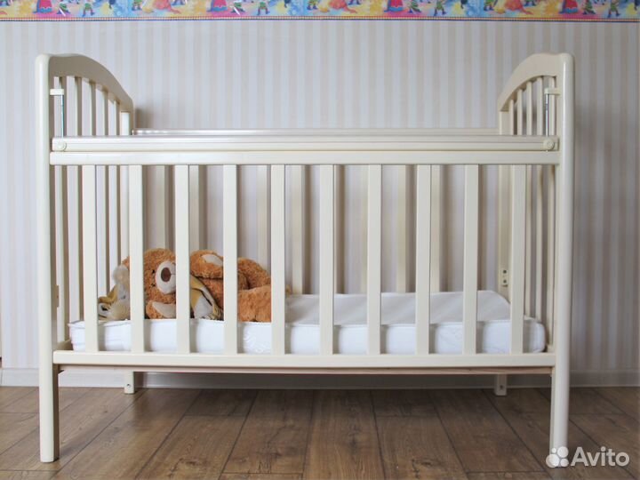 Детская кроватка с маятником