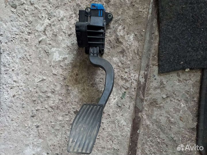 Электронная педаль газа Opel Corsa D 1.2 2010 год