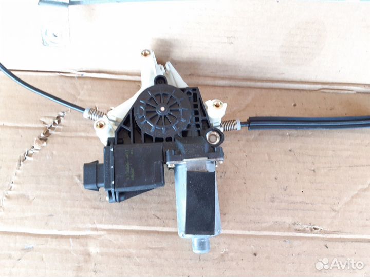 Стеклоподъёмник передний левый Митцубиси Каризма