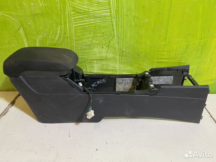 Подлокотник Mitsubishi Lancer 10 8011A219ZZ