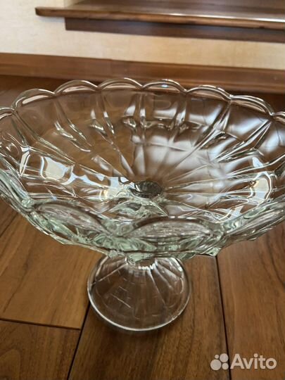 Ваза для фруктов на ножке