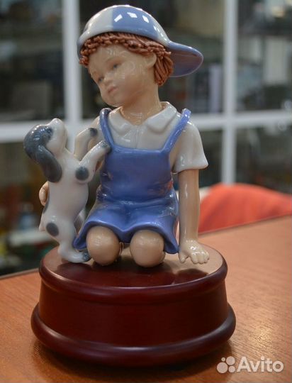 Фарфоровая музыкальная статуэтка мальчик С собакой