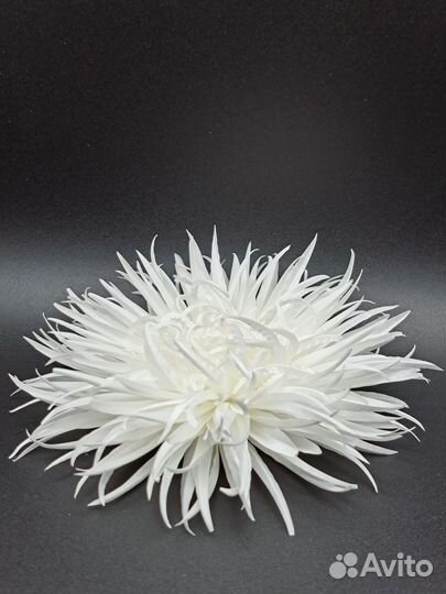 Брошь белая