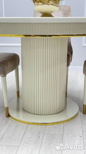 Стол и стулья новые