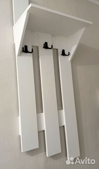 Вешалка для одежды крашеная настенная