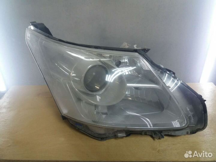 Toyota Avensis 3 фара правая