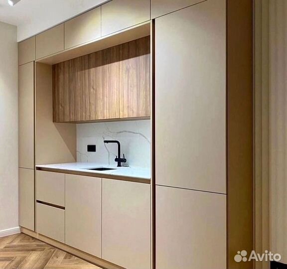 Угловая кухня под потолок