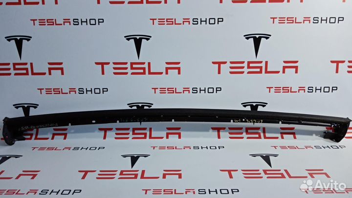 Уплотнитель стекла двери задний правый Tesla