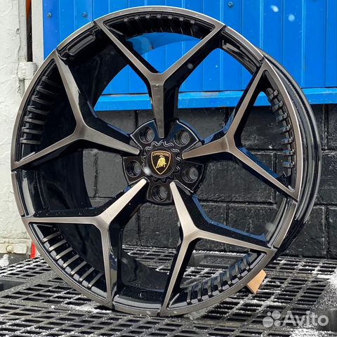 Кованые диски R22 на Lamborghini Urus