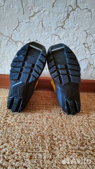 Продам детские лыжные ботинки