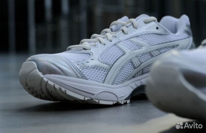 Кроссовки Asics Gel Kayano 14 на руках