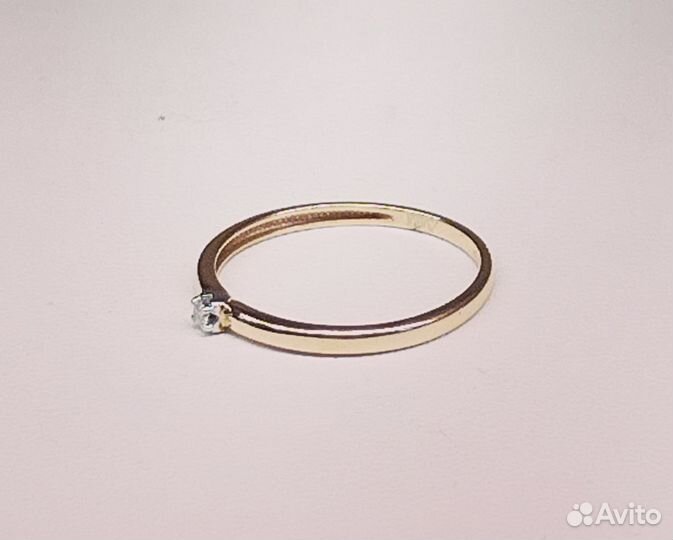 Золотое кольцо с бриллиантом