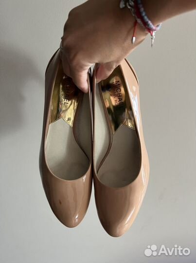 Бежевые туфли Michael Kors