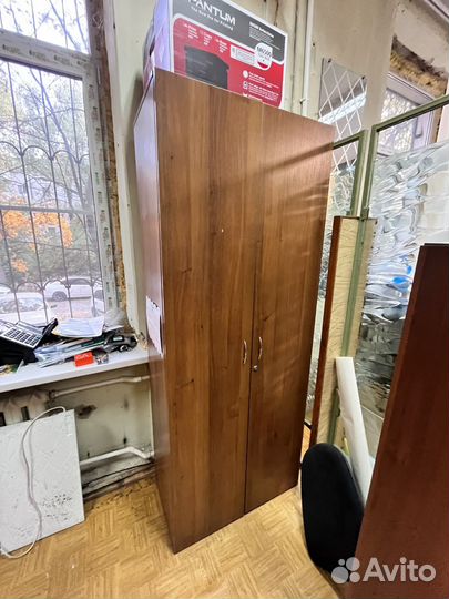 Офисный стол и шкаф в хорошем состоянии