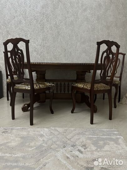 Стол со стульями