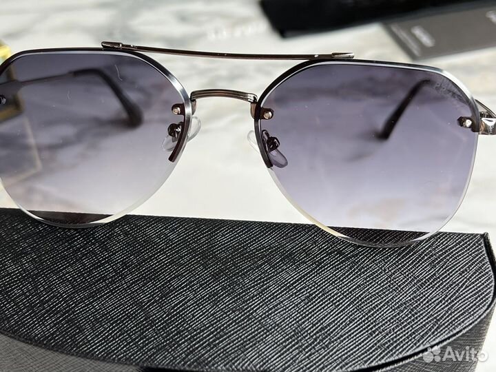 Солнечные очки Prada унисекс