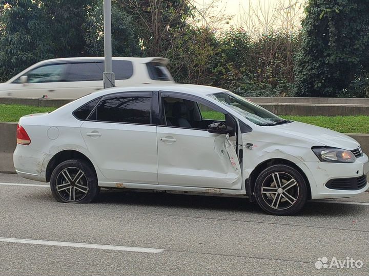 Volkswagen Polo 1.6 МТ, 2012, битый, 330 000 км